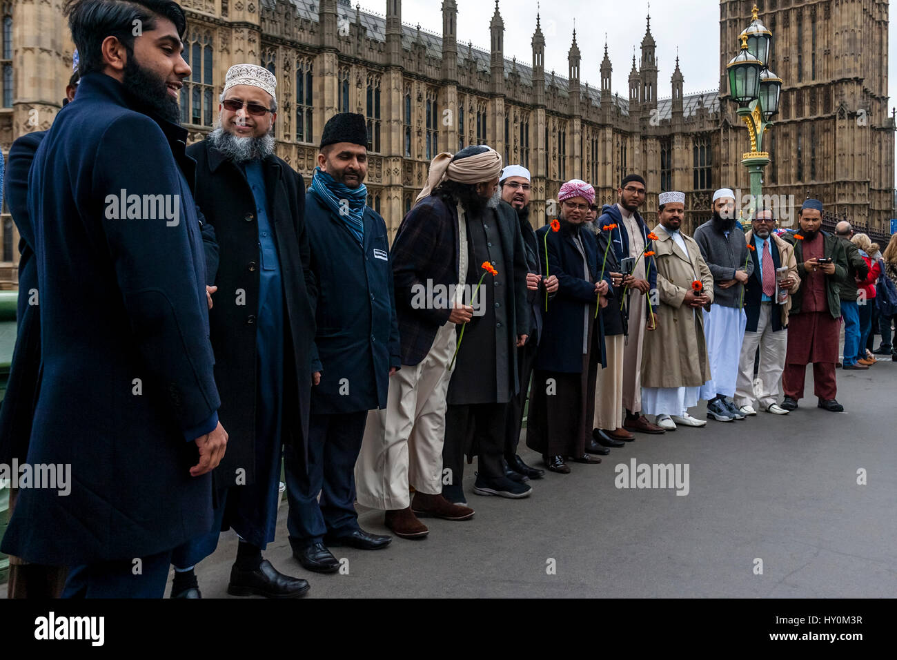 Una settimana dopo il terrore di Londra attacco, membri di Londra la comunità musulmana raccogliere sul Westminster Bridge per ricordare le vittime di Londra, Inghilterra Foto Stock