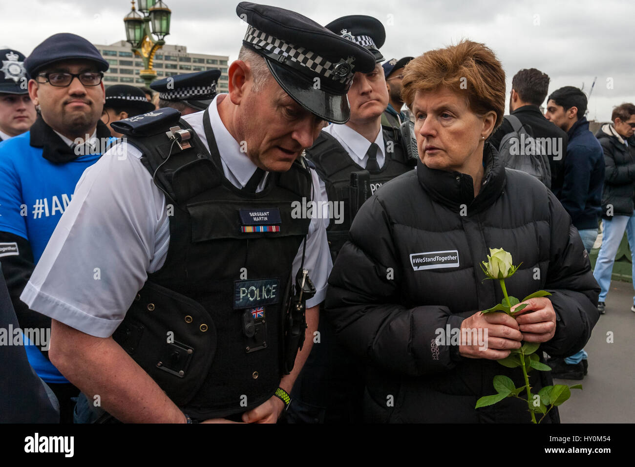 Una settimana dopo il London attacco terroristico ha incontrato la forza di polizia e membri del pubblico di pagare i loro aspetti alle vittime, Westminster Bridge, London, Regno Unito Foto Stock