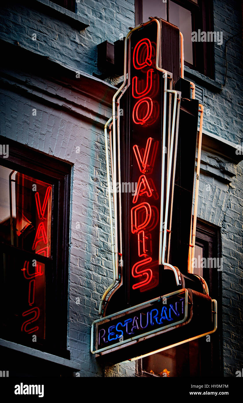 Insegna al neon fuori Quo Vadis ristorante a Londra Foto Stock