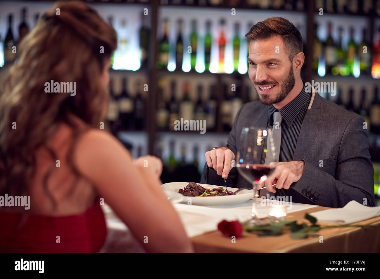 Cena di gala per uomo affascinante e la sua ragazza in ristorante Foto Stock