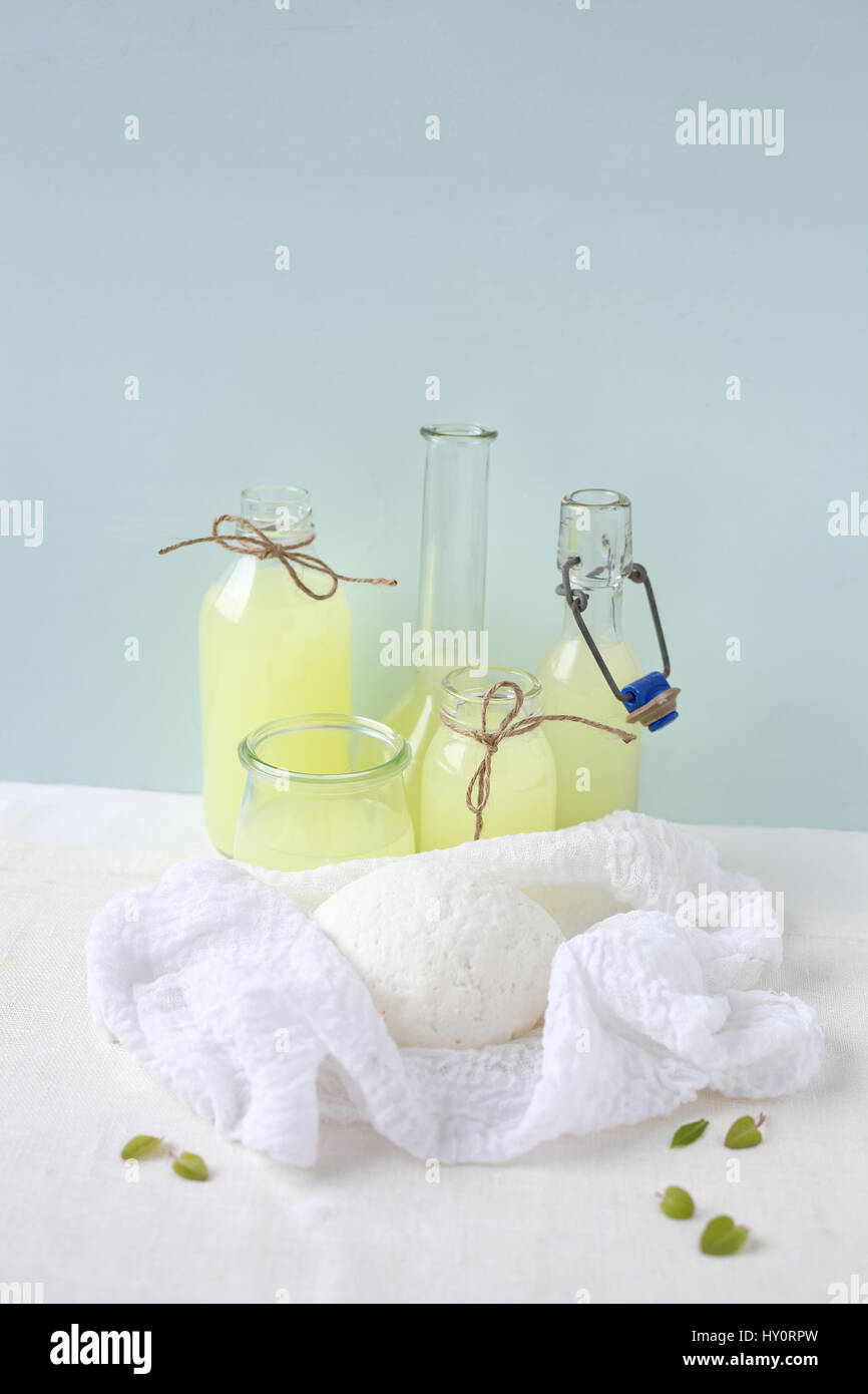 Siero di latte e formaggio Foto Stock
