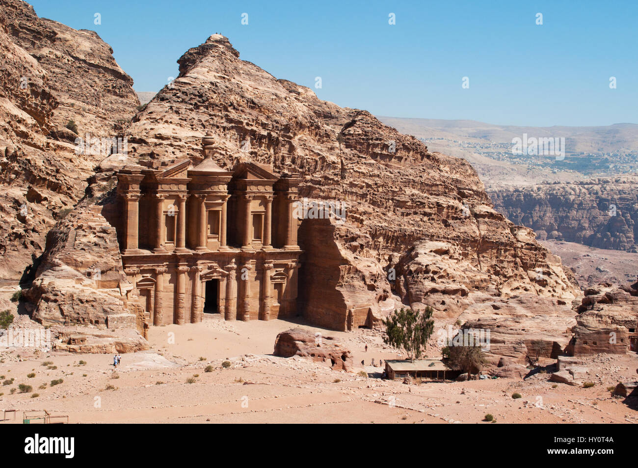 Giordania: il paesaggio Giordani con vista sul monastero, il monumentale edificio scolpito nella roccia in archeologici Nabataean città di Petra Foto Stock