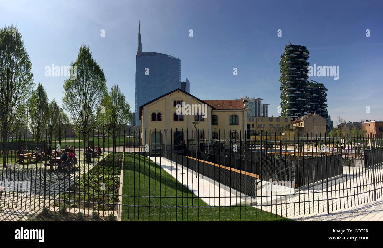 Fondazione Riccardo Catella, Unicredit tower e bosco verticale, Biblioteca di alberi, new park a Milano, grattacieli. Marzo 30, 2017. Lombardia, Italia Foto Stock