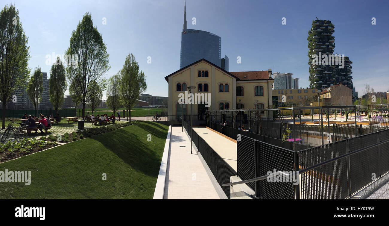 Fondazione Riccardo Catella, Unicredit tower e bosco verticale, Biblioteca di alberi, new park a Milano, grattacieli. Marzo 30, 2017. Lombardia, Italia Foto Stock