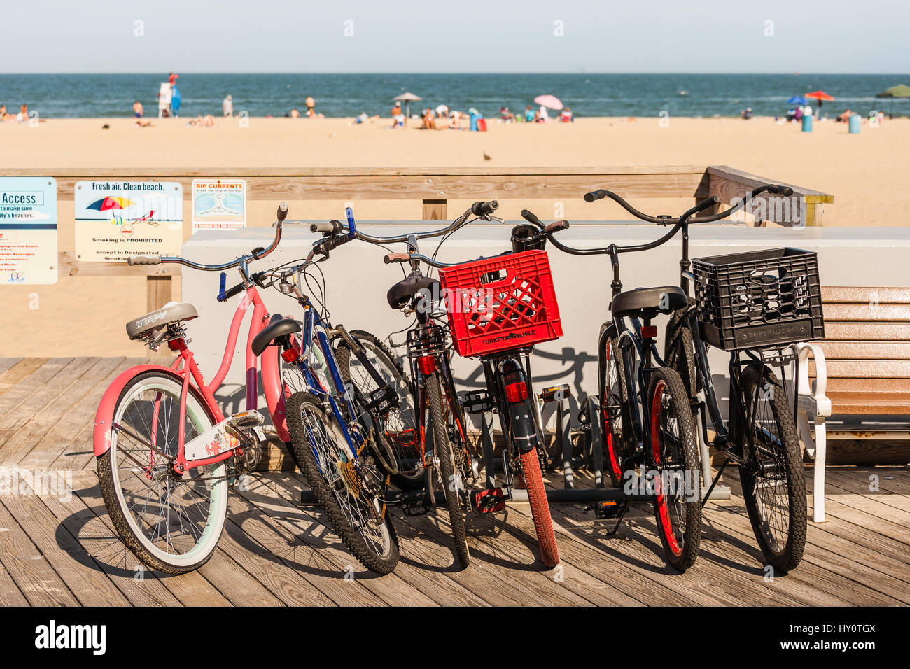 Biciclette parcheggiate sul lungomare vicino alla spiaggia di Ocean City, Maryland, USA. Le biciclette chiamate "Beach Cruisers" sono un modo popolare per muoversi. Foto Stock
