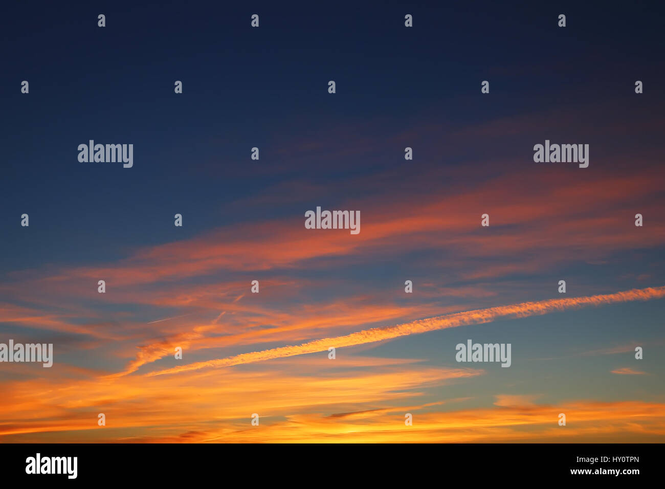 Serata colorata skyscape. Gradiente di sera Cielo dal blu al giallo il colore. Cielo di sera sfondo. Foto Stock