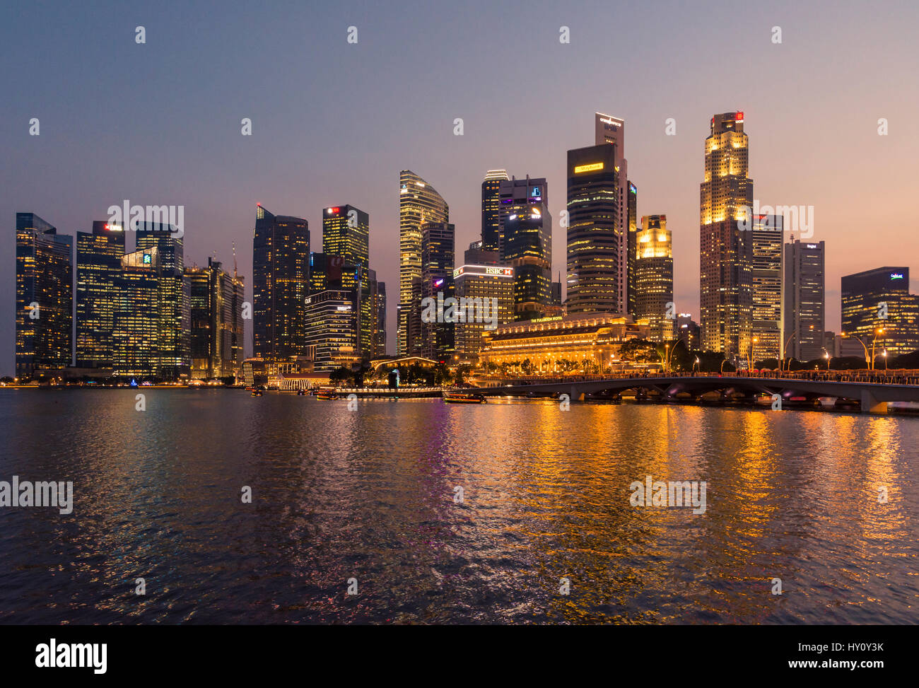 Il tramonto sulla città di Singapore sui grattacieli del centro del CBD e Marina Bay, Singapore Foto Stock