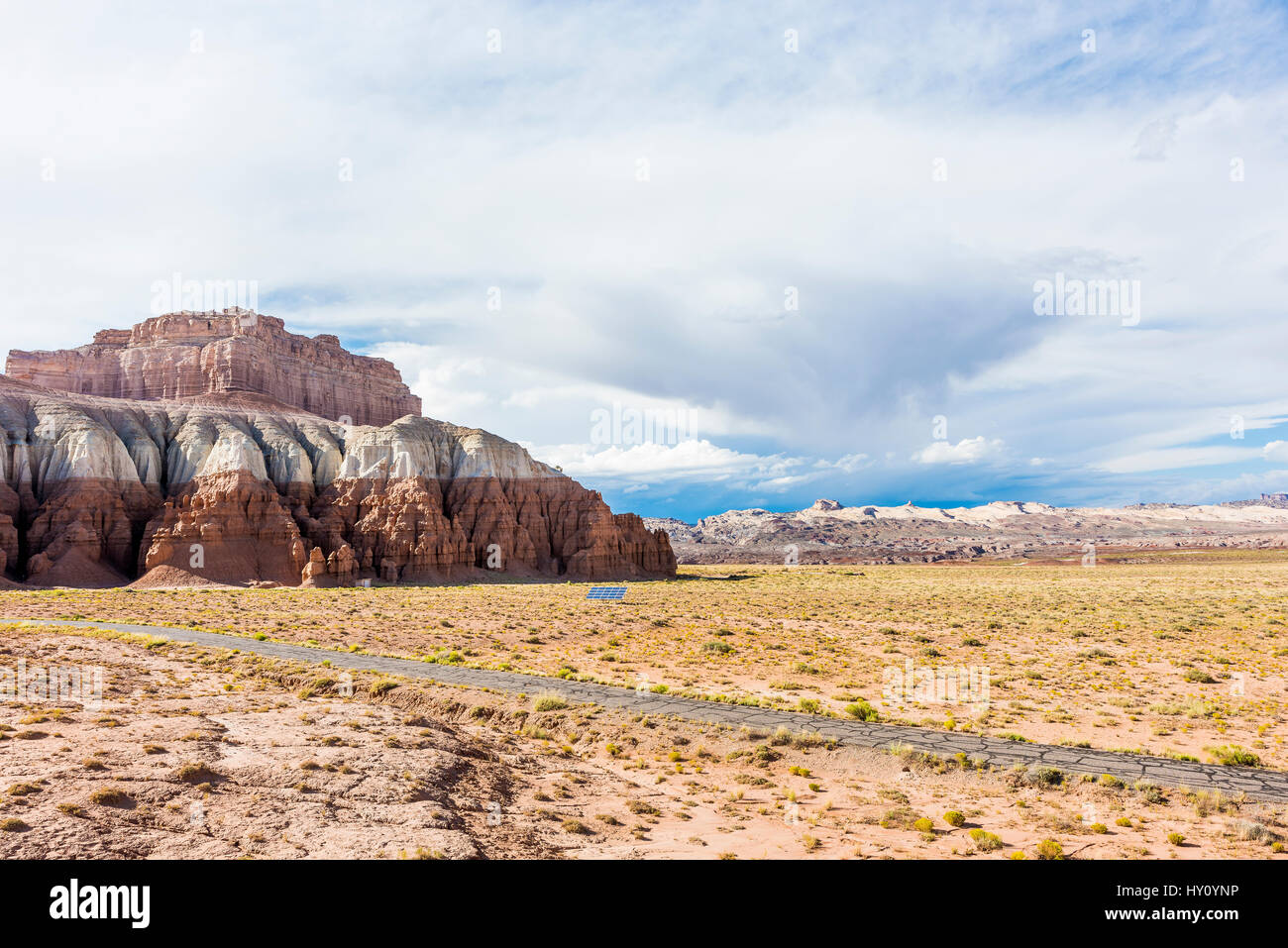 Il parco statale Goblin Valley Canyon con il bianco e il rosso strati con pannello solare nel deserto dello Utah Foto Stock