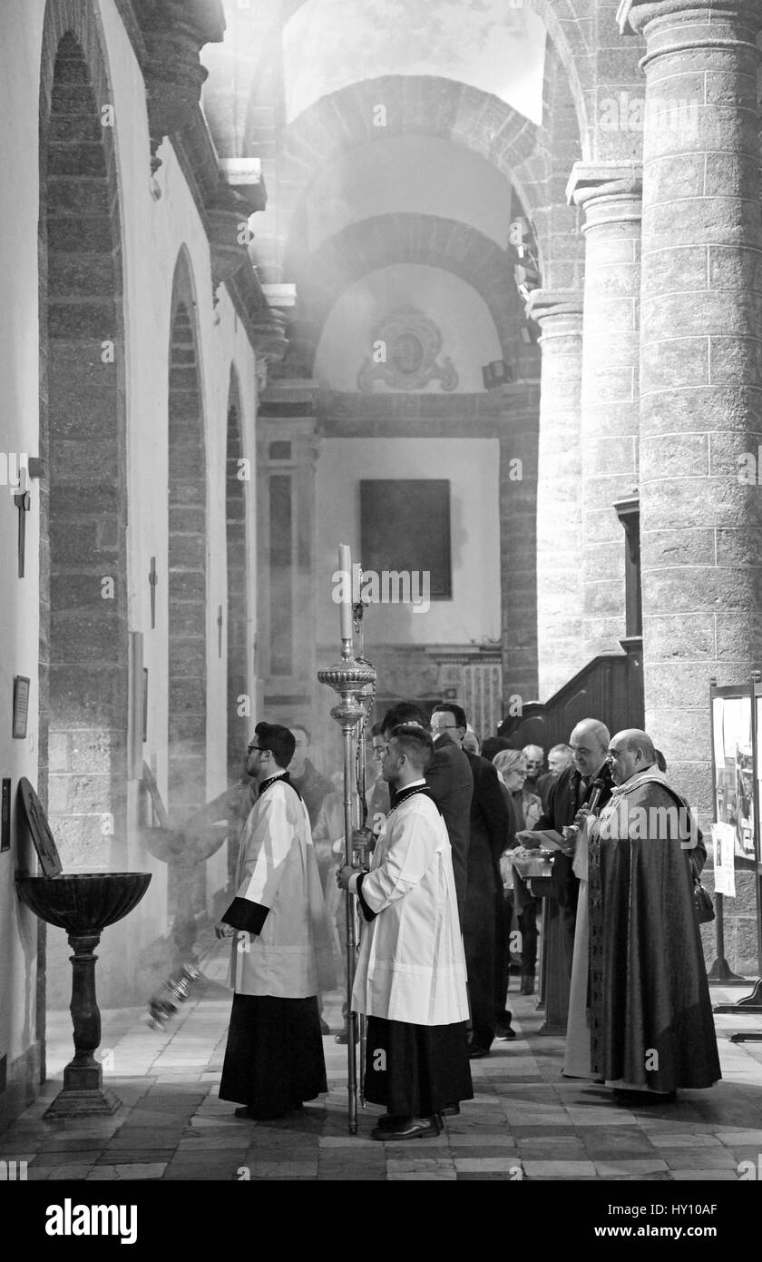 Celebrazione religiosa a Santa Cruz Chiesa Parrocchiale in Cádiz Spagna. Foto Stock