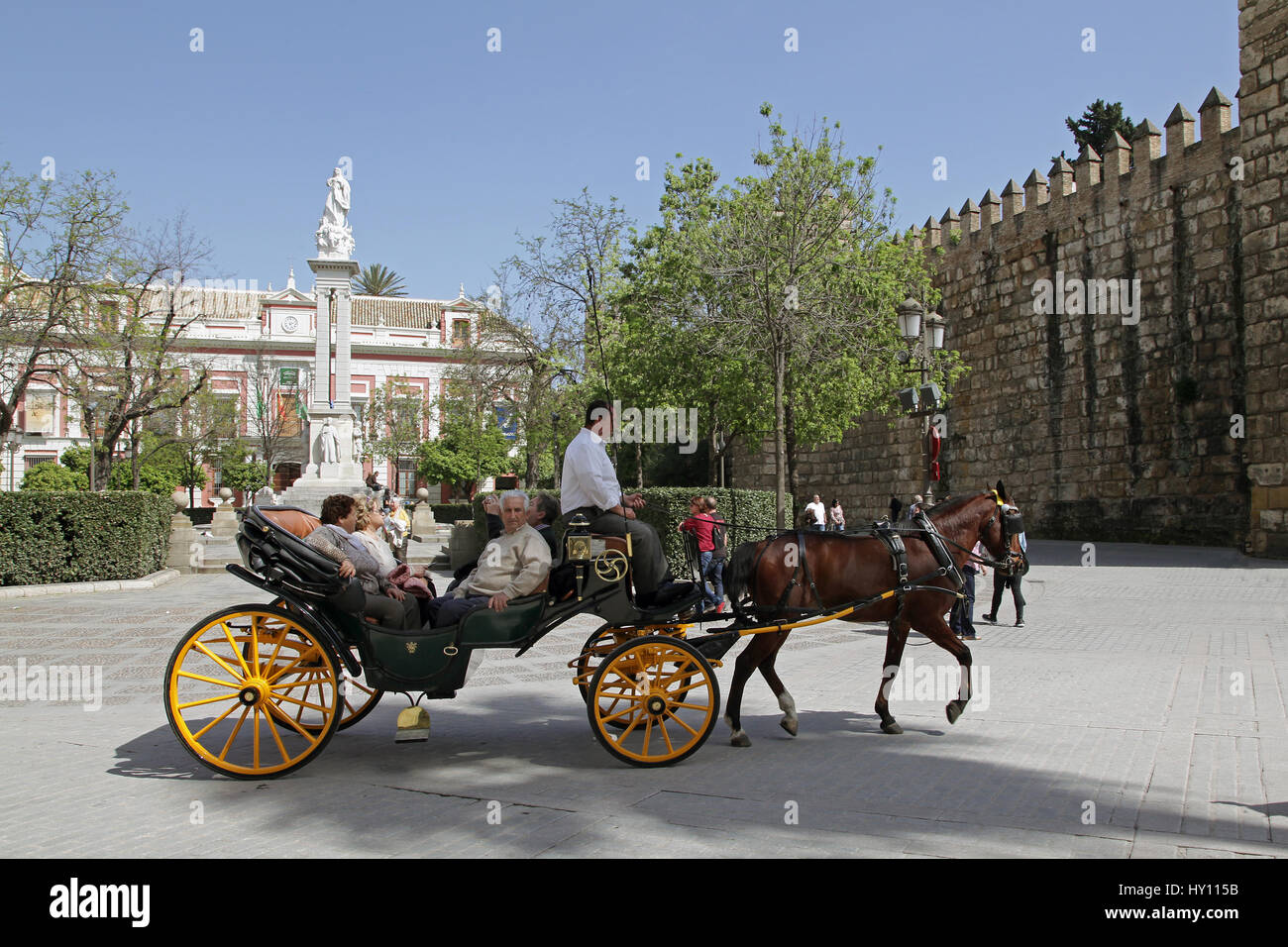 Carro trainato da cavalli tour.molto popolare attrazione di Siviglia.una grande esperienza per ottenere una panoramica e orientamento della città. Foto Stock