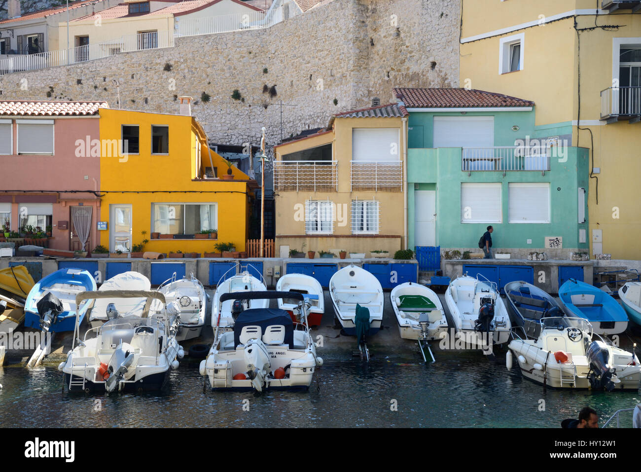 Porto di pesca e colorate case di pescatori presso il Vallon des Auffes sulla Corniche Marsiglia o Marsiglia Francia Foto Stock
