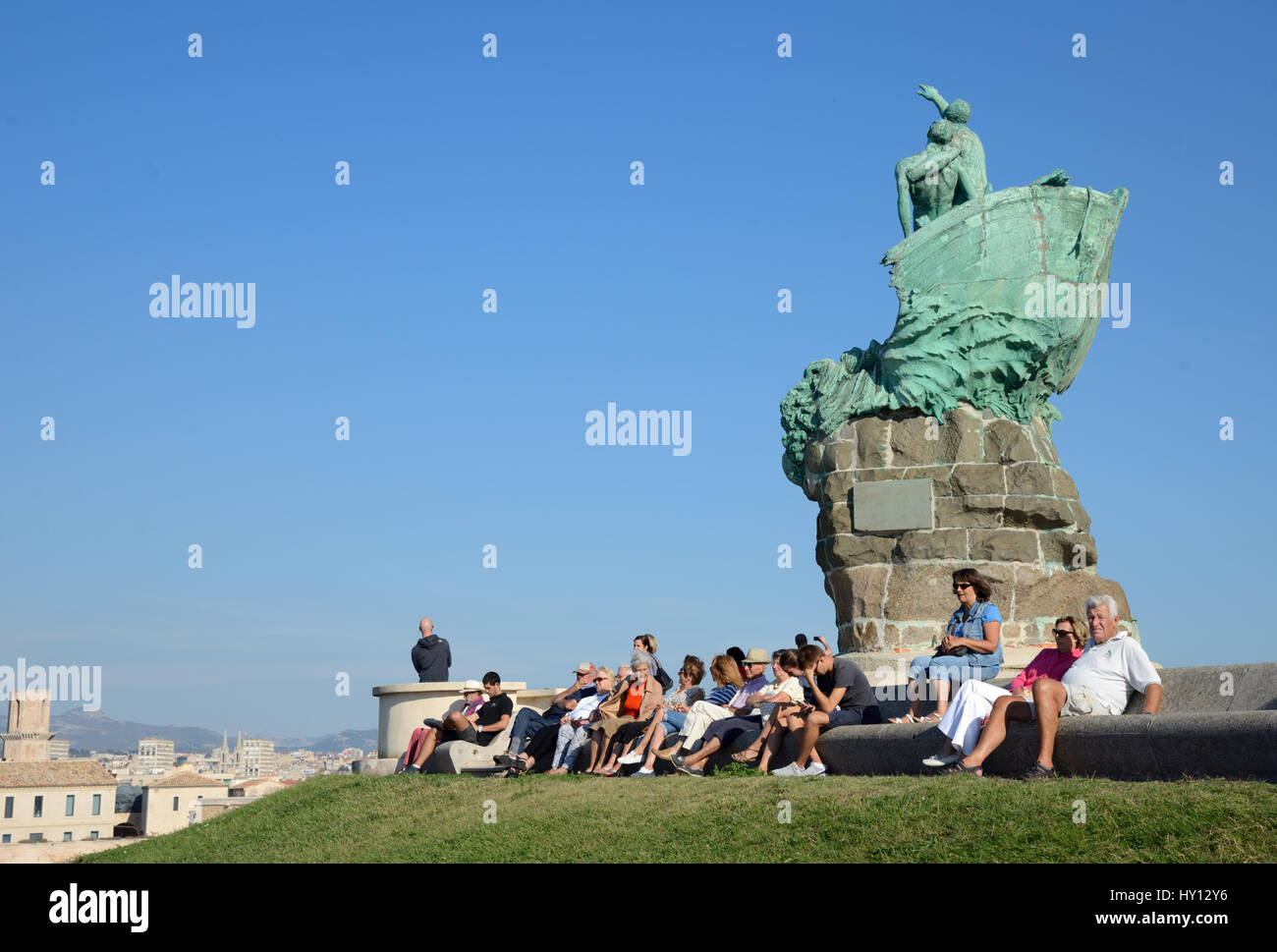 Le persone a rilassarsi al sole e godere della vista dal Parc du Pharo o Pharo Park sotto i marinai' monumento Marseille Foto Stock