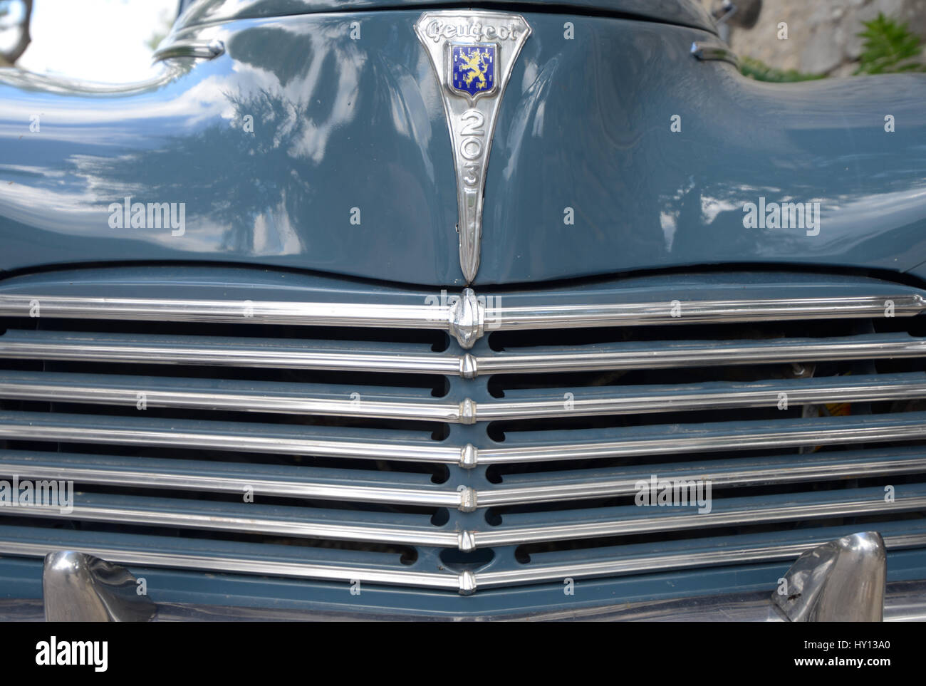 La griglia del radiatore o del grill di un veterano francese o Vintage Peugeot 203 Auto o automobile prodotta in Francia tra il 1948 e il 1960 Foto Stock