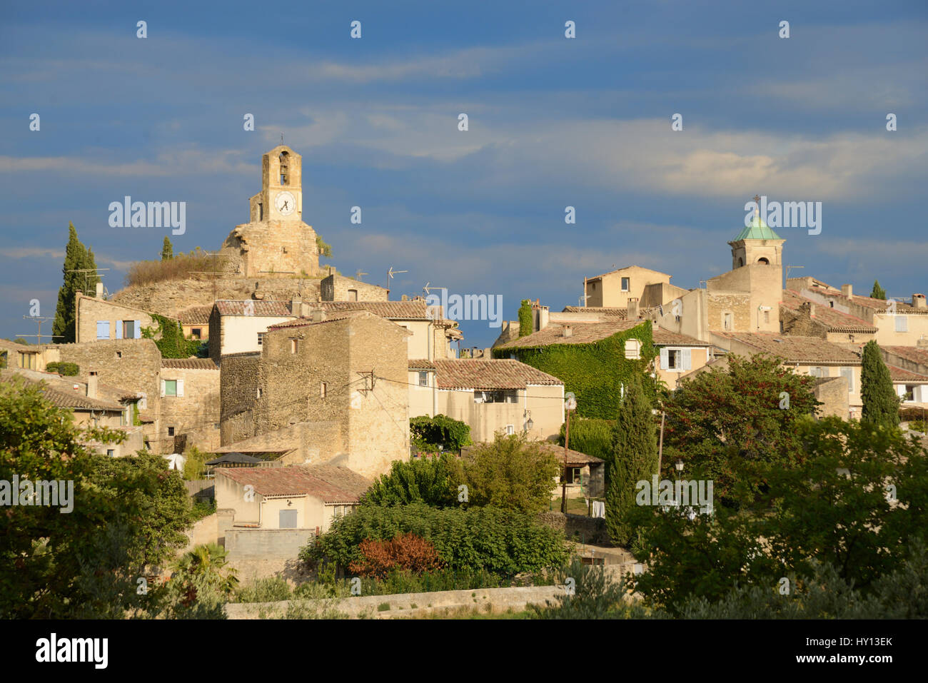 Skyline con torre campanaria del villaggio di Lourmarin nel Parco Regionale del Luberon Provence Francia Foto Stock