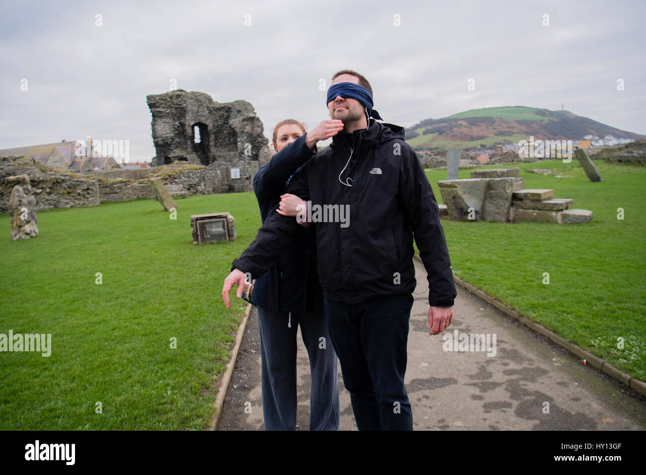 Il terzo anno di studi teatrali gli studenti a Aberystwyth university di eseguire un sito specifico di produzione a Aberystwyth Castle come parte della loro "luogo dello spazio e del paesaggio" (TP)32820 Grado modulo. Il "pubblico" i membri sono gli occhi bendati e il filo intorno al castello mentre listeing per un suono audio-via sulle cuffie giovedì 18 gennaio 2017 ©keith morris www.artswebwales.com keith@artx.co.uk 07710 01970 285968 611106 Foto Stock