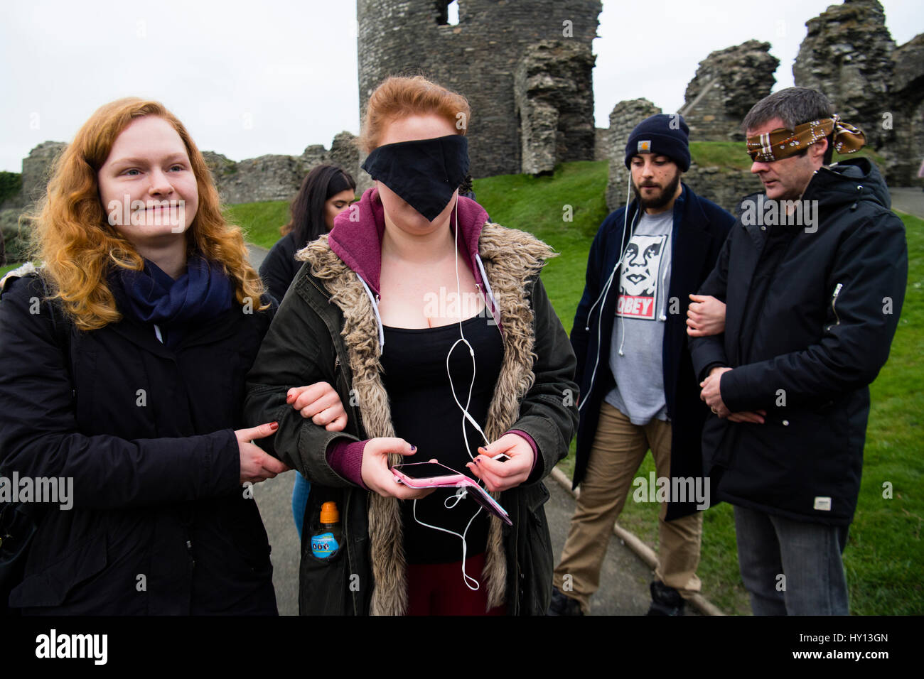 Il terzo anno di studi teatrali gli studenti a Aberystwyth university di eseguire un sito specifico di produzione a Aberystwyth Castle come parte della loro "luogo dello spazio e del paesaggio" (TP)32820 Grado modulo. Il "pubblico" i membri sono gli occhi bendati e il filo intorno al castello mentre listeing per un suono audio-via sulle cuffie giovedì 18 gennaio 2017 ©keith morris www.artswebwales.com keith@artx.co.uk 07710 01970 285968 611106 Foto Stock Il terzo anno di studi teatrali gli studenti a Aberystwyth university di eseguire un sito specifico di produzione a Aberystwyth Castle come parte della loro "luogo dello spazio e del paesaggio" (TP)32820 Grado modulo. Il "pubblico" i membri sono gli occhi bendati e il filo intorno al castello mentre listeing per un suono audio-via sulle cuffie giovedì 18 gennaio 2017 ©keith morris www.artswebwales.com keith@artx.co.uk 07710 01970 285968 611106 Foto Stock