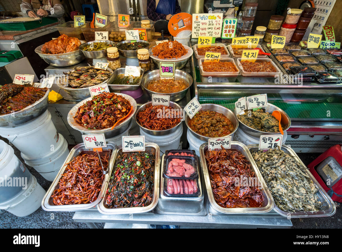 Un negozio di varietà di verdure sottaceto e decapati piatti di pesce nel mercato Gukje, Busan Gwangyeoksi, Corea del Sud Foto Stock