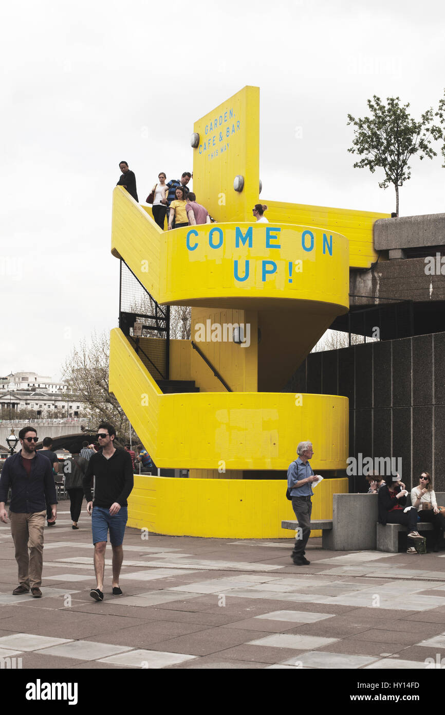 "Vieni su Up" scala gialla nella Southbank Centre di Londra, Regno Unito. Foto Stock