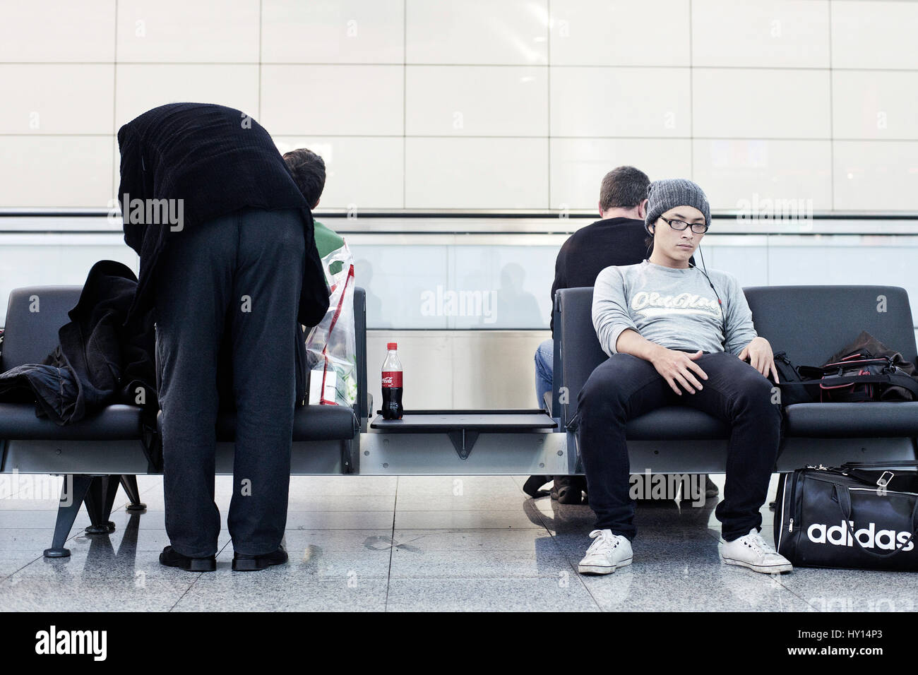 I passeggeri sono in attesa per i loro voli presso l'aeroporto di Istanbul. Istanbul Atatürk Airport è il principale aeroporto internazionale che serve a Istanbul. In 2 Foto Stock