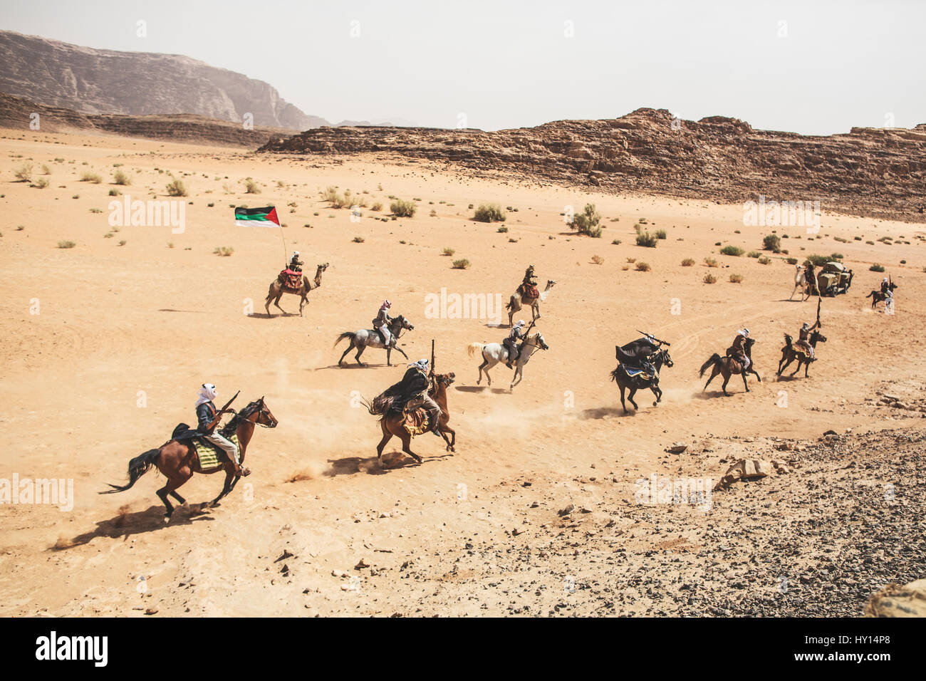 Guerrieri su cavalli da "Wadi Rum" mostra dalla Giordania rilancio del patrimonio Company (JHRC). Lo scopo è quello di costruire unica esperienza culturale per i turisti Foto Stock