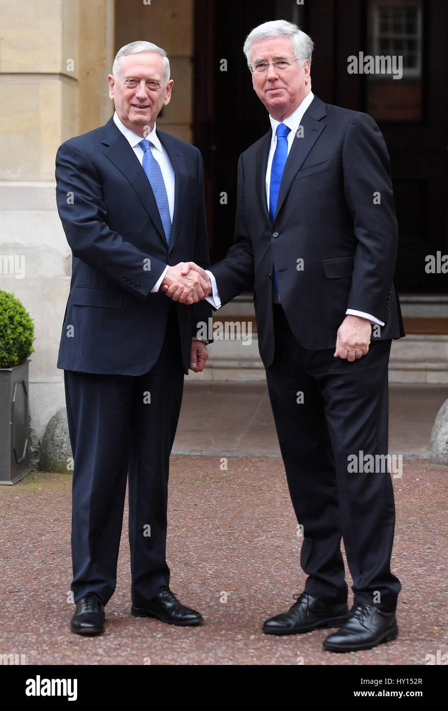 Sir Michael Fallon (destra) ci saluta il Segretario della Difesa James Mattis a Lancaster House di Londra. Foto Stock