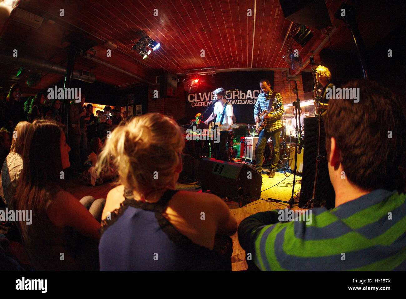Guardare la gente una live band a poco Ivor's Club, Cardiff Foto Stock