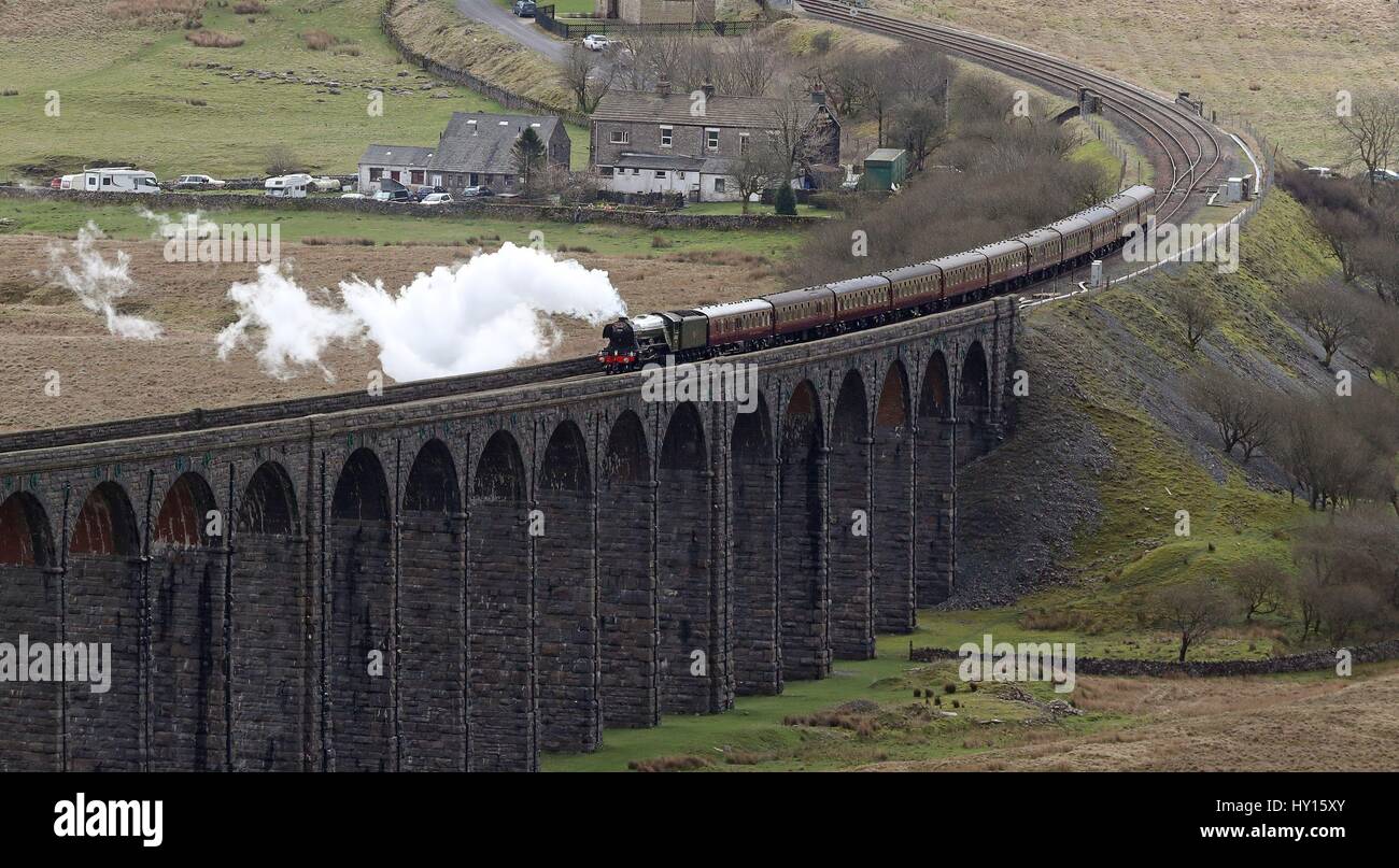 Il Flying Scotsman attraversa il viadotto Ribblehead in North Yorkshire, come Settle-Carlisle linea ferroviaria riapre dopo le inondazioni. Foto Stock