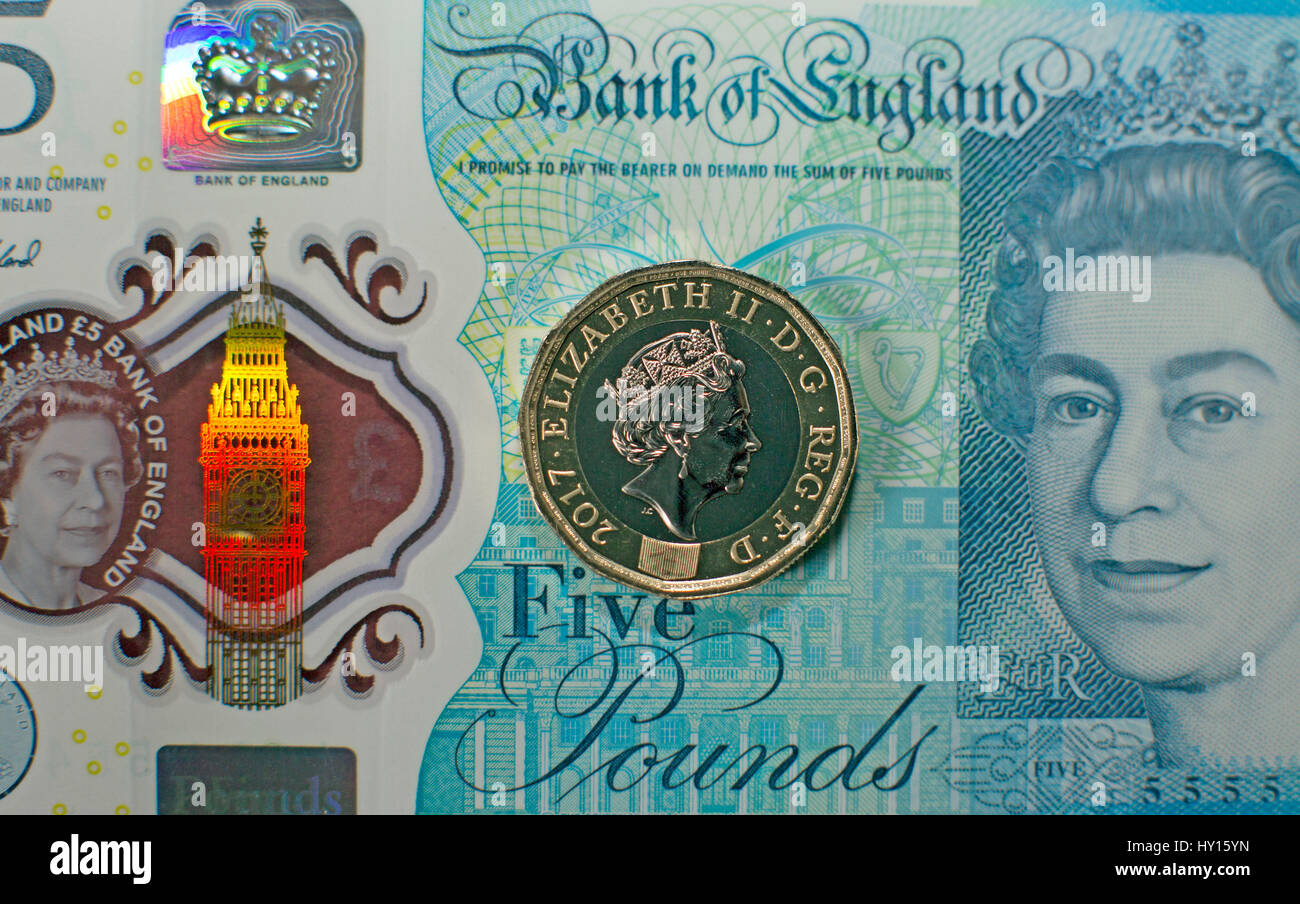 Nuovo dodici facciate una sterlina moneta su un cinque pound nota, REGNO UNITO Foto Stock