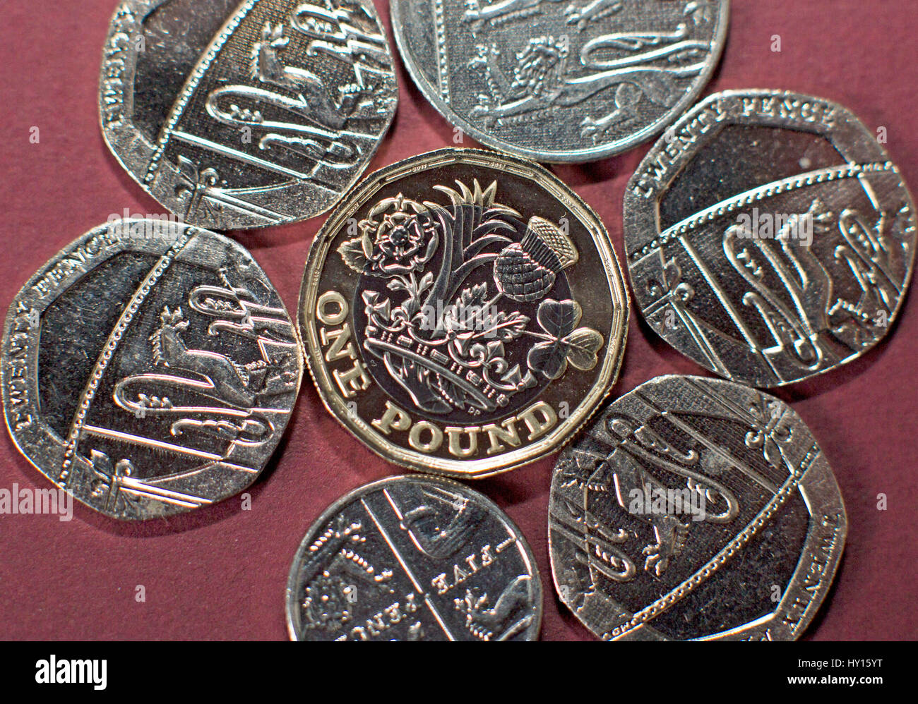 Nuovo dodici facciate una libbra di moneta introdotta a fine marzo 2017 nel Regno Unito - illustrato con varie altre monete Britanniche Foto Stock