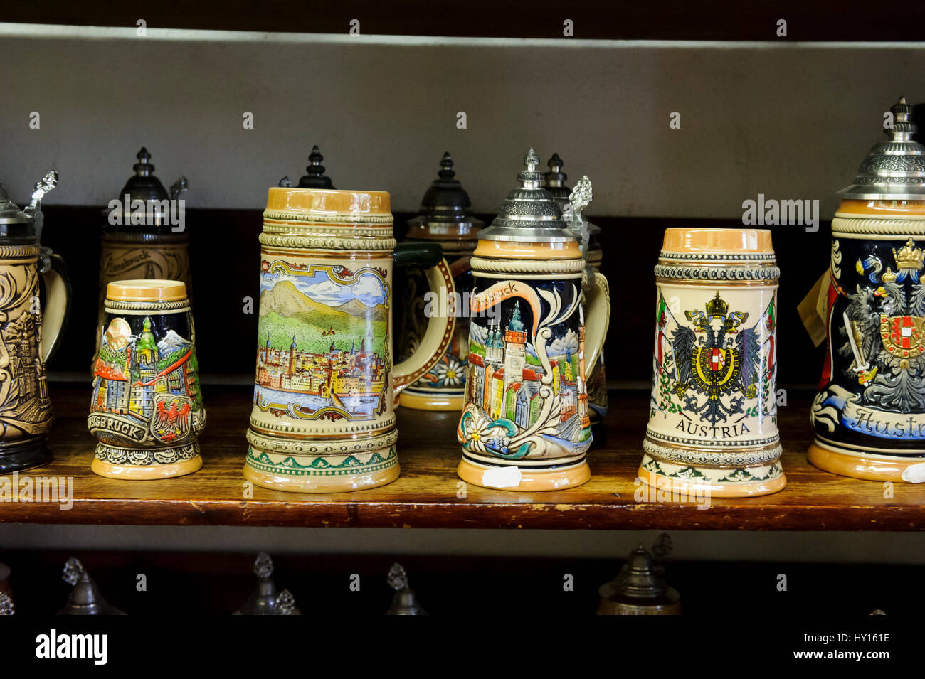 Una selezione di colorate e ornate boccali di birra in vendita a Innsbruck,  Austria Foto stock - Alamy