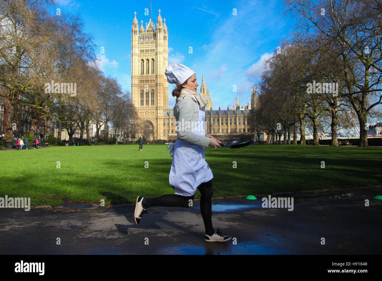 Signori parlamentari e membri del team di supporto prendere parte a pancake race - festeggia 20 anni di capovolgimento per la riabilitazione della carità e il suo lavoro con le persone disabili. Dove: Londra, Regno Unito quando: 28 Feb 2017 Foto Stock