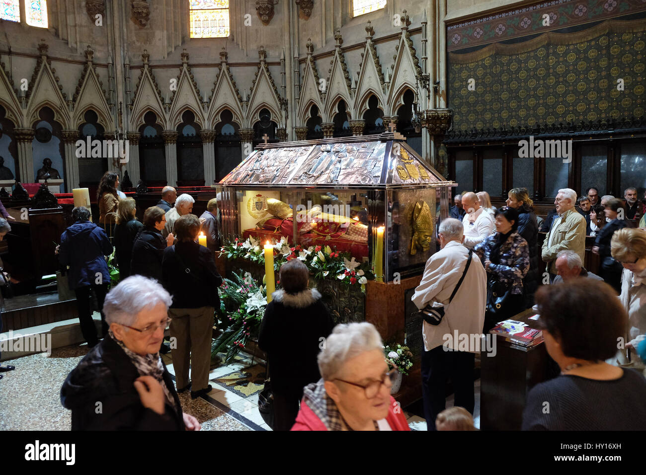 I fedeli si riuniscono per esaminare le reliquie del beato Luigi Stepinac nella cattedrale di Zagabria, Zagabria, Croazia Foto Stock