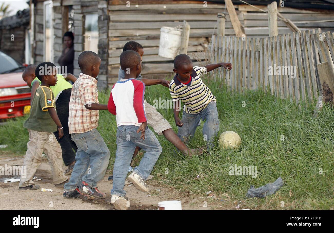 AFRICAN ragazzi giocare a calcio KWANOKATHULA SUD AFRICA KWANOKATHULA SUD AFRICA KWANOKATHULA PLETTENBERG BAY IN SUD AFRICA 05 Lug Foto Stock