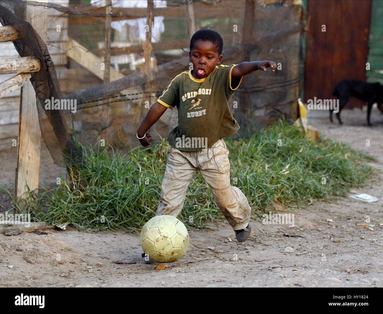 Ragazzo africano gioca a calcio KWANOKATHULA SUD AFRICA KWANOKATHULA SUD AFRICA KWANOKATHULA PLETTENBERG BAY IN SUD AFRICA 05 Lug Foto Stock