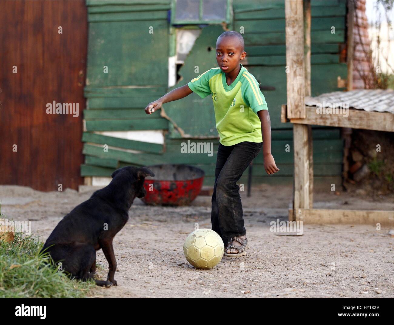 Ragazzo africano gioca a calcio KWANOKATHULA SUD AFRICA KWANOKATHULA SUD AFRICA KWANOKATHULA PLETTENBERG BAY IN SUD AFRICA 05 Lug Foto Stock