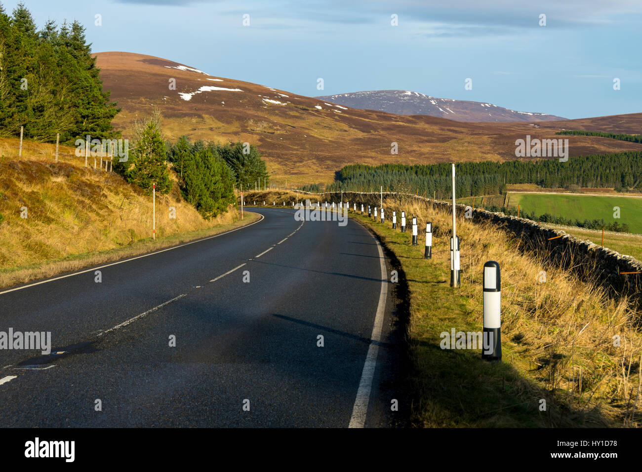 La strada principale A9 vicino a Helmsdale, Sutherland, Scozia, Regno Unito Foto Stock