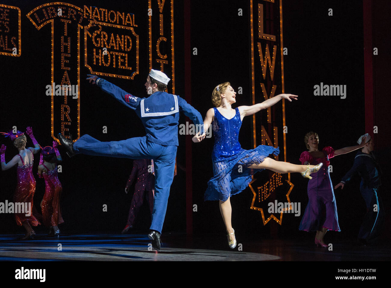 Photocall per il musical 42nd Street presso il Theatre Royal Drury Lane. Il musical presenta un punteggio da Harry Warren e Al Dubin e il libro di Michael Stewart e Mark rovo ed è basato sul romanzo di Bradford corde e la successiva 1933 film di Hollywood adattamento dello stesso nome. Questa nuova produzione è diretta da Mark Bramble, coreografato da Randy Skinner e saranno dotati di scenic design by Douglas W Schmidt e disegno di costumi da Roger Kirk. Cast: Sheena Easton (Dorothy Brock), Tom Lister (Julian Marsh), Clare Halse (Peggy Sawyer), Jasna Ivir (Maggie Jones), Norman Bowman (Pat Denn Foto Stock