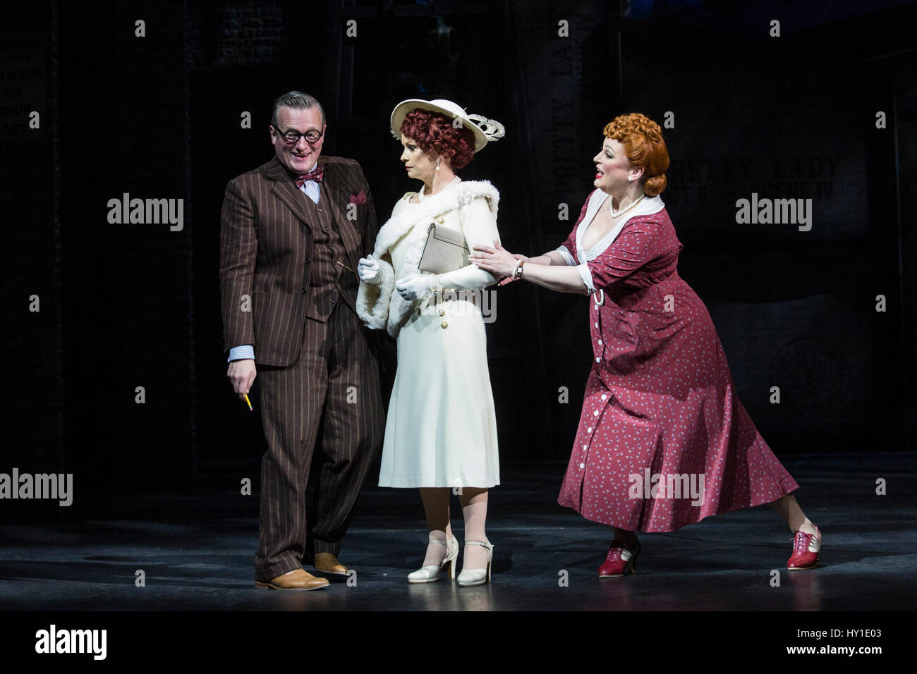 Photocall per il musical 42nd Street presso il Theatre Royal Drury Lane. Il musical presenta un punteggio da Harry Warren e Al Dubin e il libro di Michael Stewart e Mark rovo ed è basato sul romanzo di Bradford corde e la successiva 1933 film di Hollywood adattamento dello stesso nome. Questa nuova produzione è diretta da Mark Bramble, coreografato da Randy Skinner e saranno dotati di scenic design by Douglas W Schmidt e disegno di costumi da Roger Kirk. Cast: Sheena Easton (Dorothy Brock), Tom Lister (Julian Marsh), Clare Halse (Peggy Sawyer), Jasna Ivir (Maggie Jones), Norman Bowman (Pat Denn Foto Stock