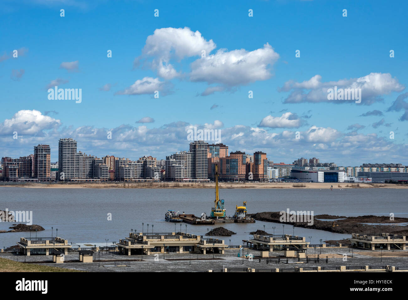 Vista panoramica del fiume Volga e nuovi edifici della città di Kazan, Repubblica di Tatarstan Russia Foto Stock
