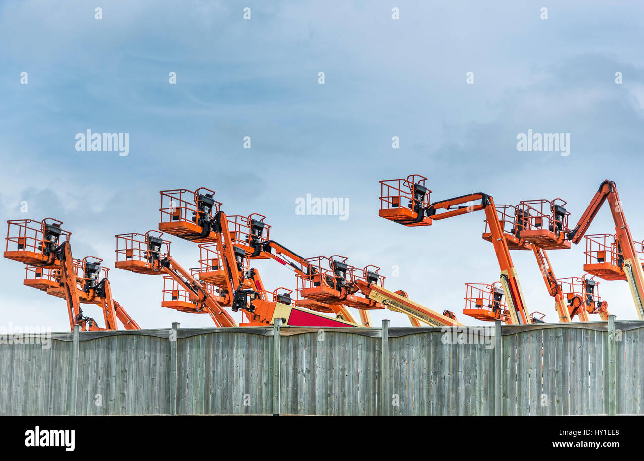 Colore arancio carico industriale palmole peer su una staccionata di legno. Foto Stock