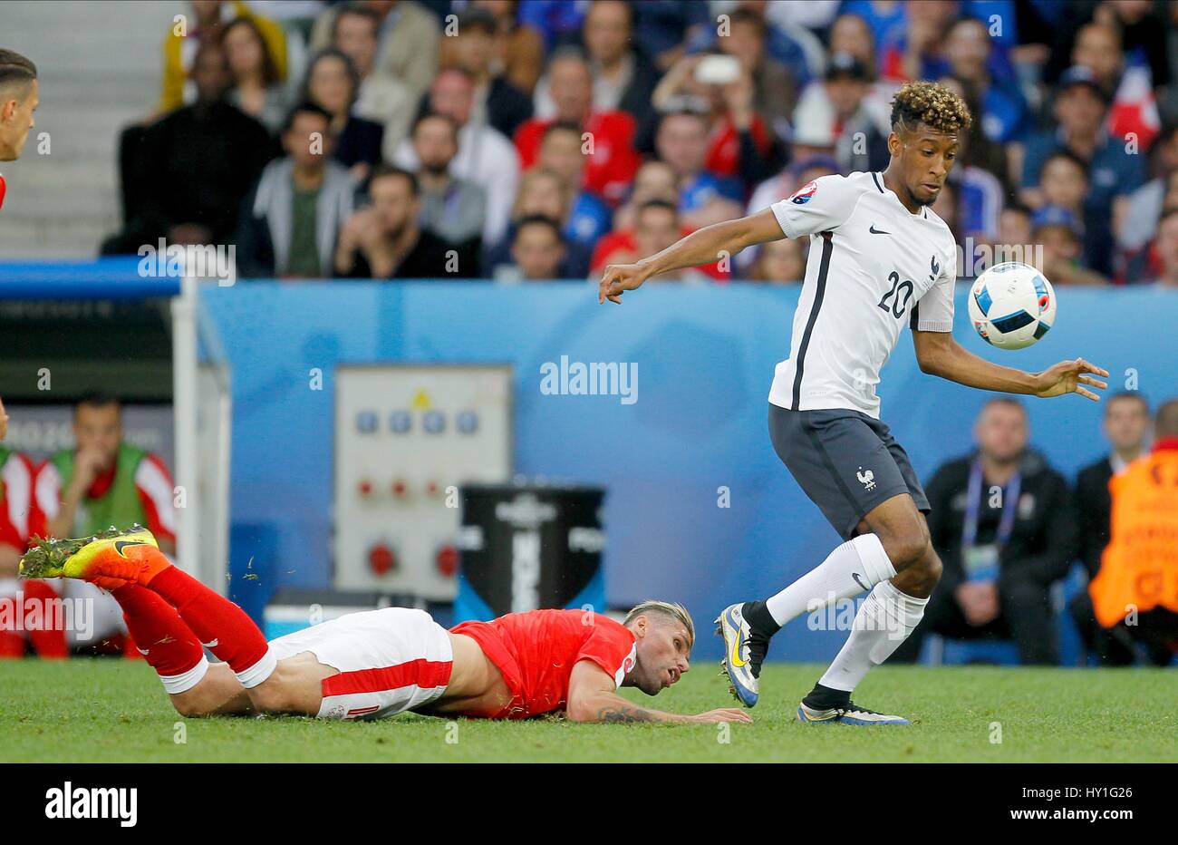 KINGSLEY COMAN E VALON BEHRA SVIZZERA V FRANCIA STADE PIERRE-MAUROY LILLE FRANCIA 19 Giugno 2016 Foto Stock