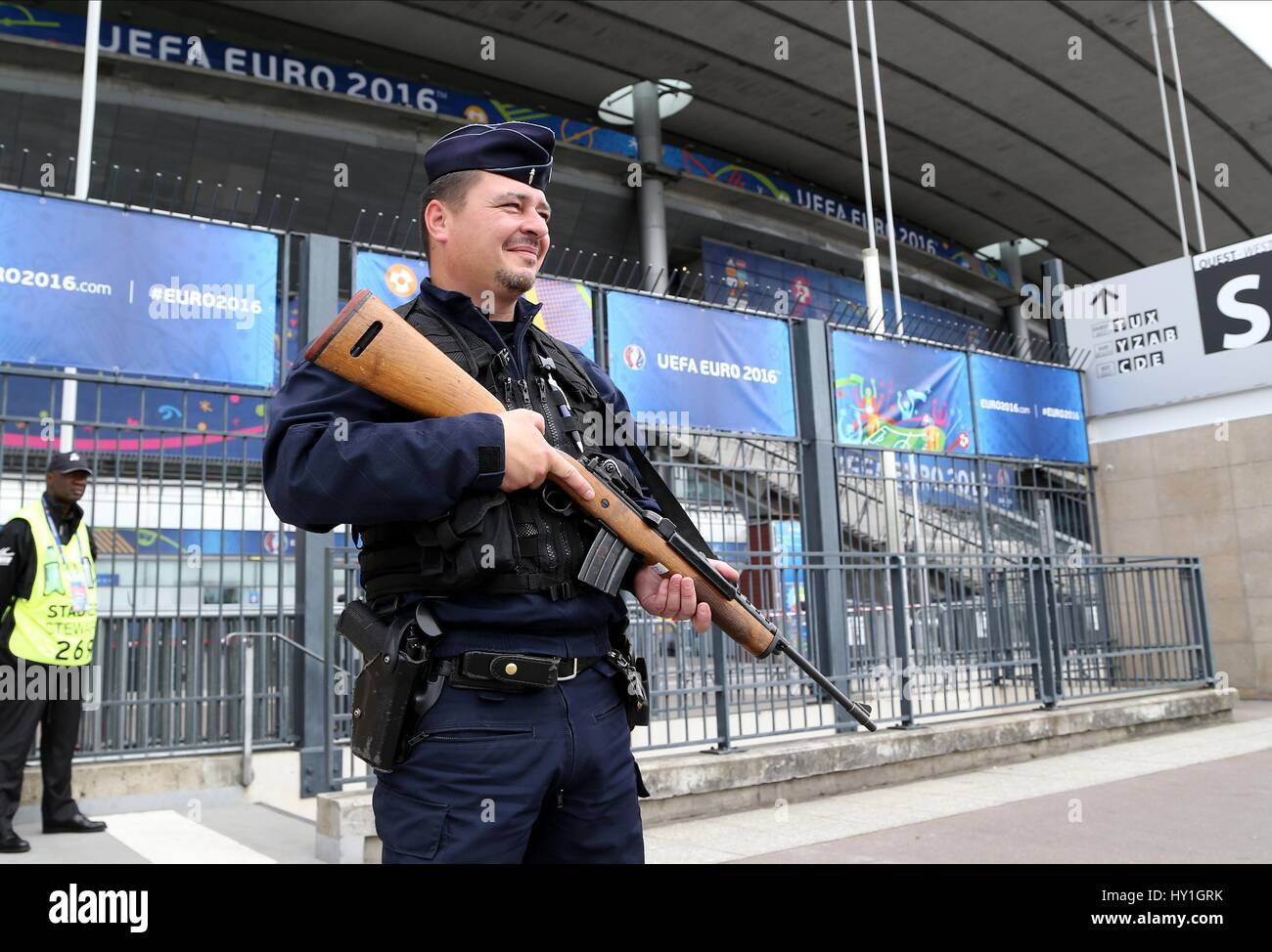 Guardie armate di pattuglia a STADE REPUBBLICA DI IRLANDA V SVEZIA STADE DE FRANCE PARIGI FRANCIA 13 Giugno 2016 Foto Stock