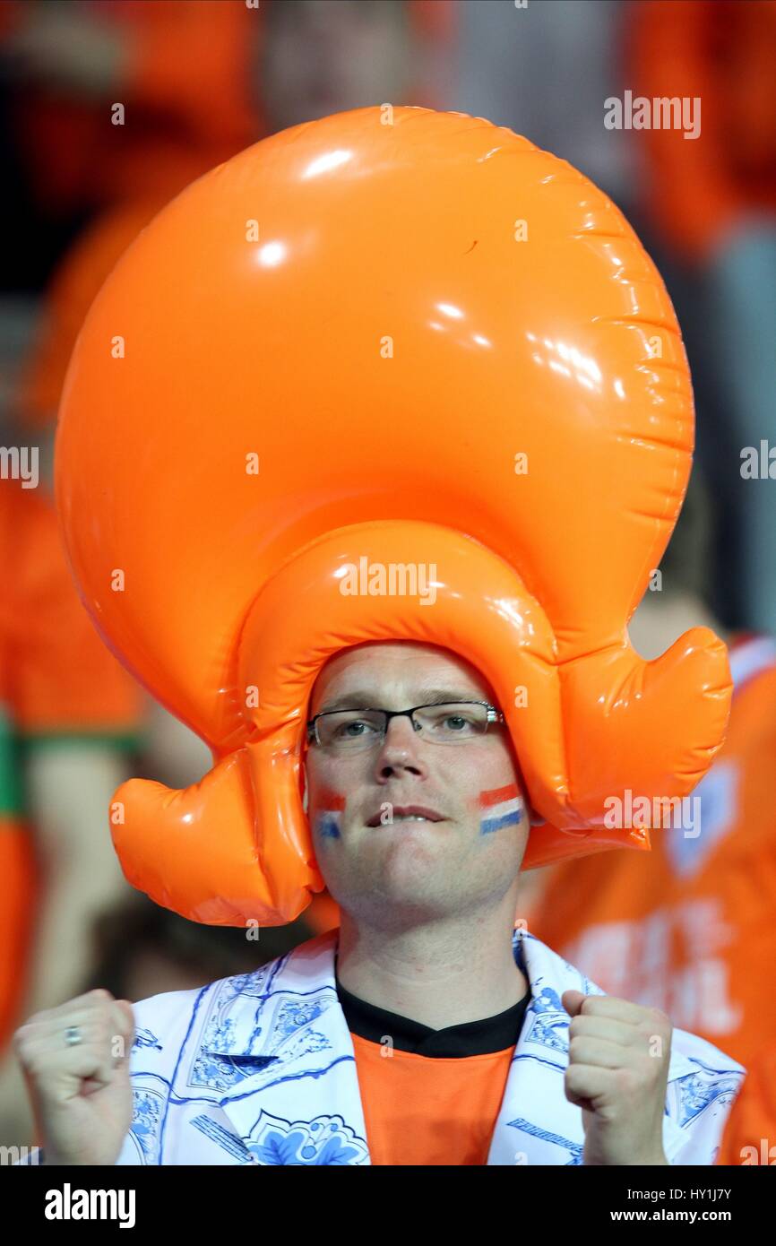 Ventola OLANDESE CON SILLY HAT PORTOGALLO V OLANDA PORTOGALLO V HOLLAND STADIO METALIST KHARKIV UCRAINA 17 Giugno 2012 Foto Stock