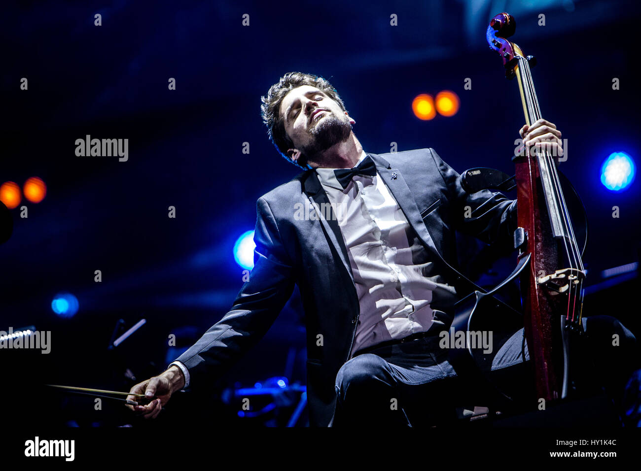 Milano, Italia. 30 Mar, 2017. Il croato violoncello duo 2 violoncelli esegue live al Mediolanum Forum. Luka Šuli? E Stjepan Hauser eseguire a livello internazionale e sono stati presentati su parecchi di noi spettacoli TV. Credito: Mairo Cinquetti/Pacific Press/Alamy Live News Foto Stock