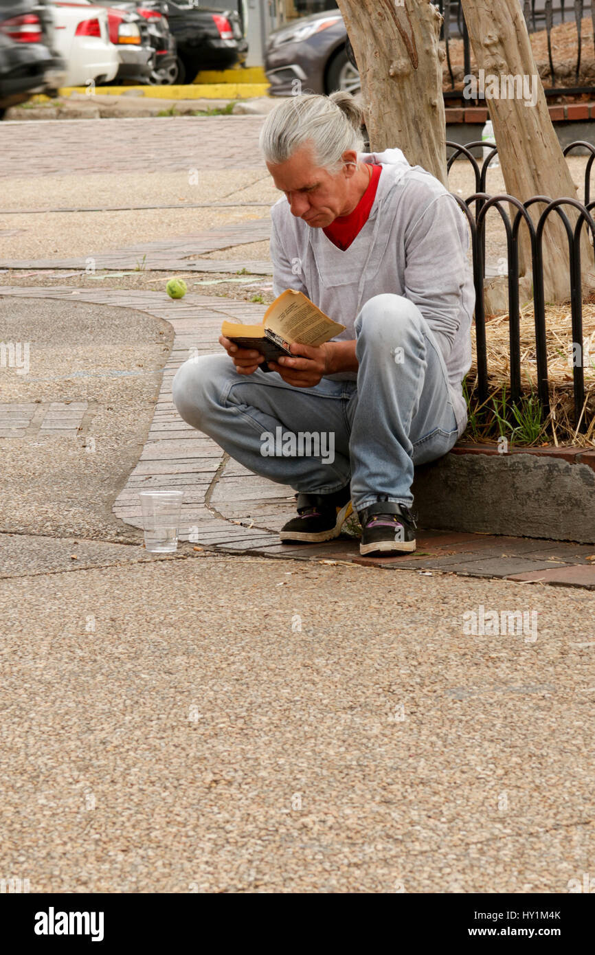 Uomo libro di lettura a poco 5 punti in Atlanta, GA Foto Stock