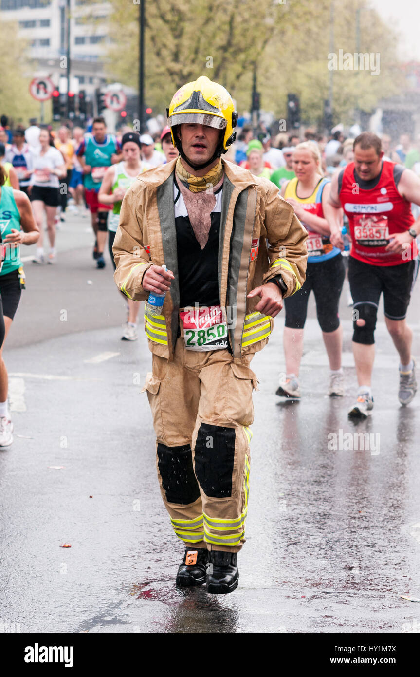 Maratona di Londra la carità Runner maschio vestito da pompiere Foto stock  - Alamy
