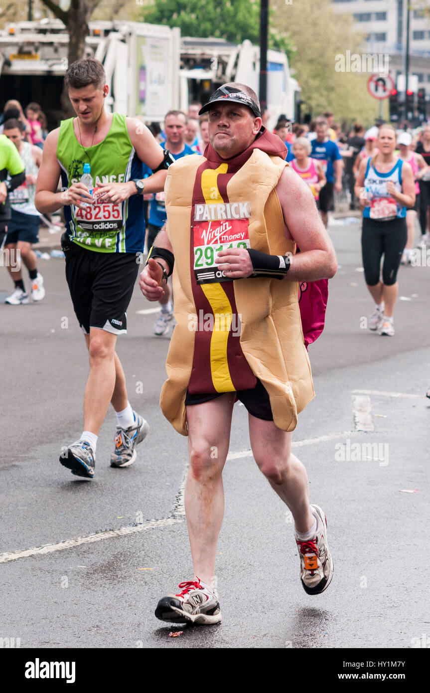 Maratona di Londra la carità Runner maschio vestito come Hot Dog Foto stock  - Alamy
