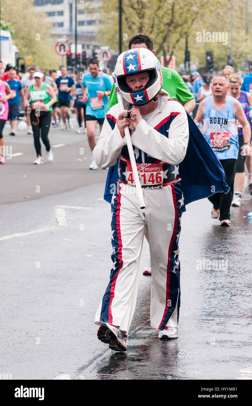 Maratona di Londra la carità Runner maschio vestito come Evel Knievel Foto Stock