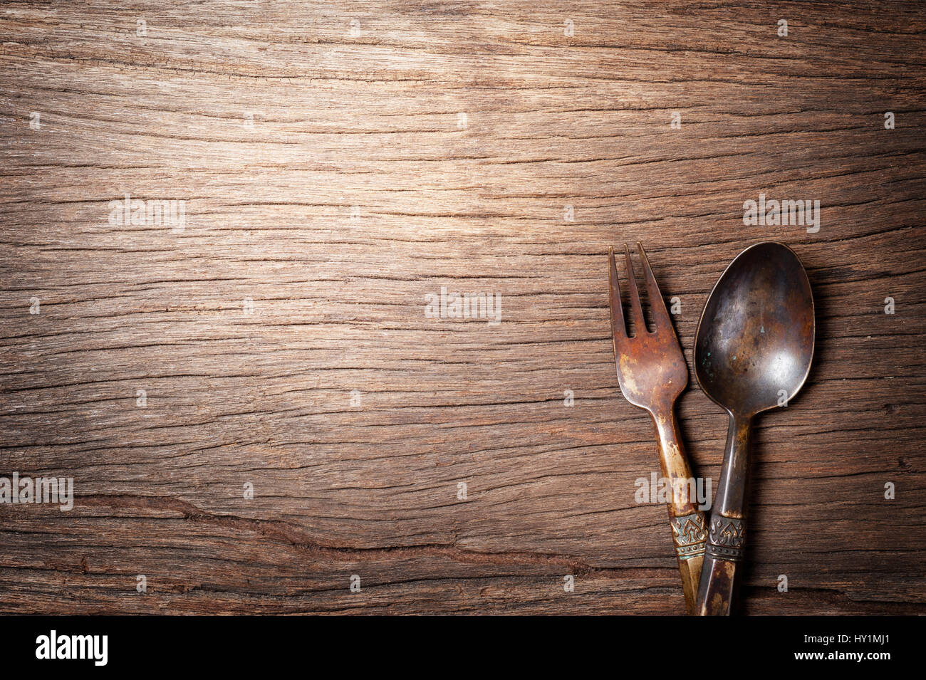 Tavolo da pranzo con ottone antico cucchiaio e forchetta Foto Stock