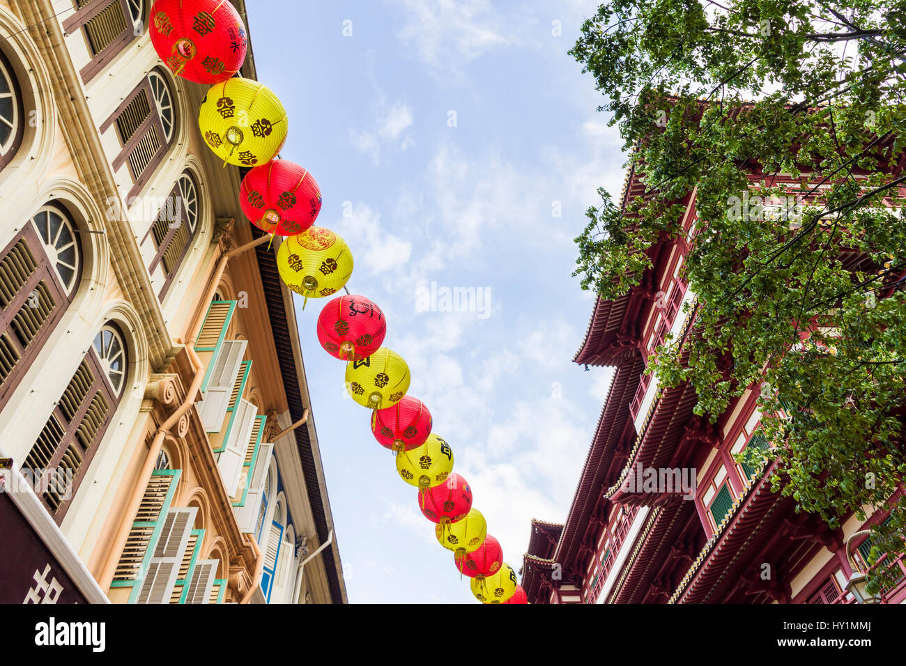 Lanterne tradizionali appendere al di sopra di botteghe in Singapore Chinatown, accanto al Dente del Buddha reliquia del tempio e museo, Chinatown, Singapore Foto Stock